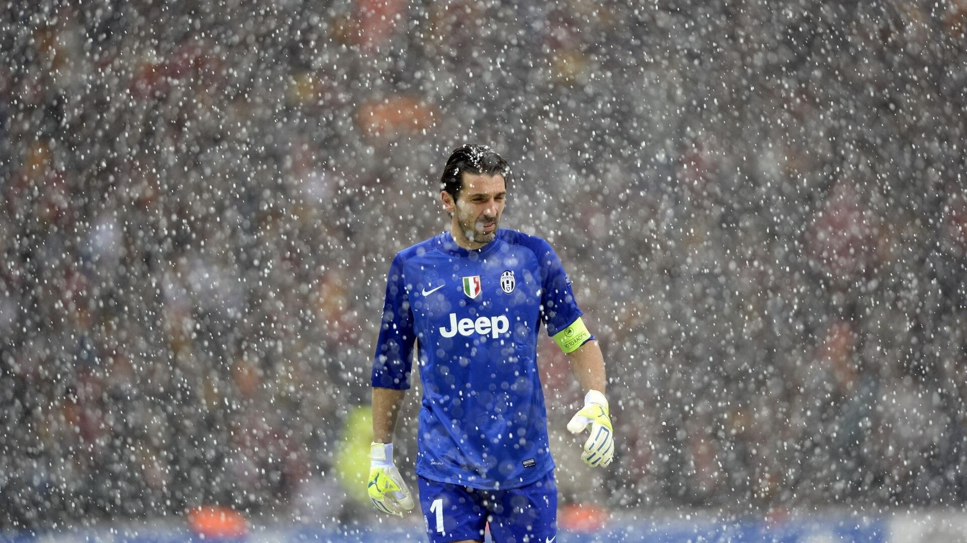 简：他的跑位无懈可击，频繁给对方防线制造麻烦