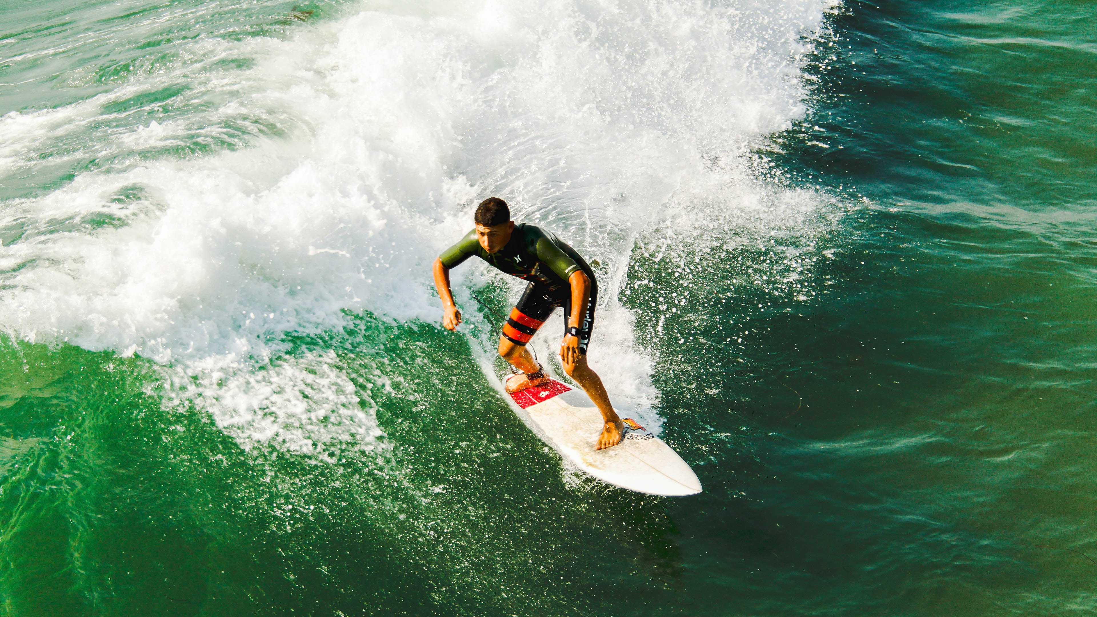 AYX体育-线上青少年足球技能大赛吸引海量参与，有效激发运动热情，足球青少年赛事